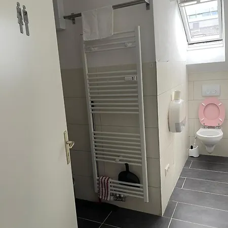 ホームステイ Bequemes Einzelzimmer Im Herzen Von